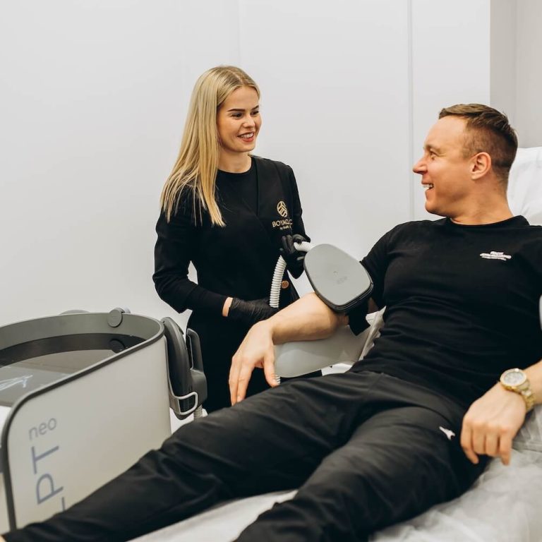 Rzeźbienie ramion HIFEM+ | BoyaClinic